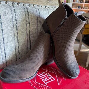 TrueCraft Booties Brown size 6 1/2